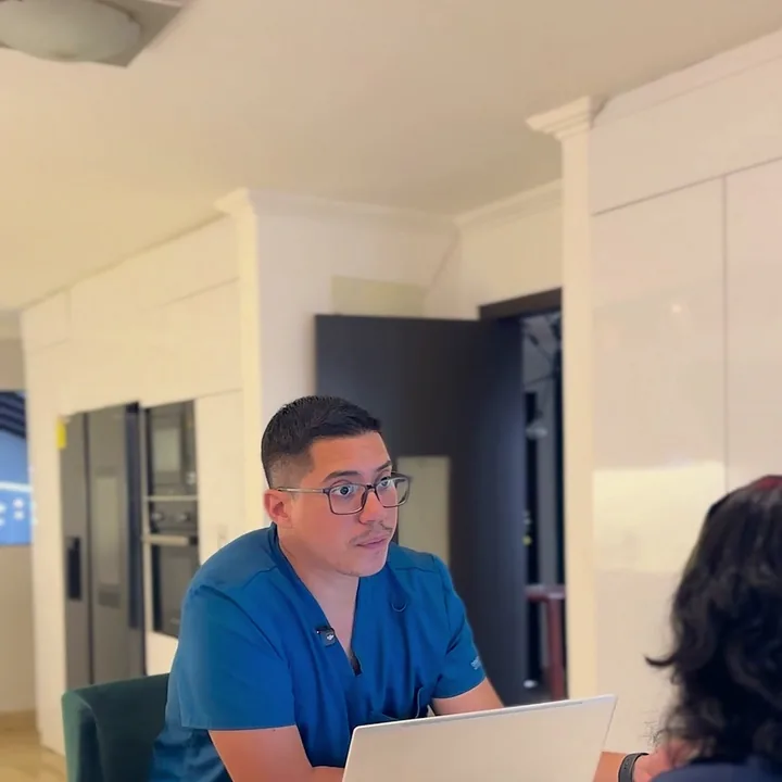 El Dr. Sanz explica el plan a una paciente en su consultorio.