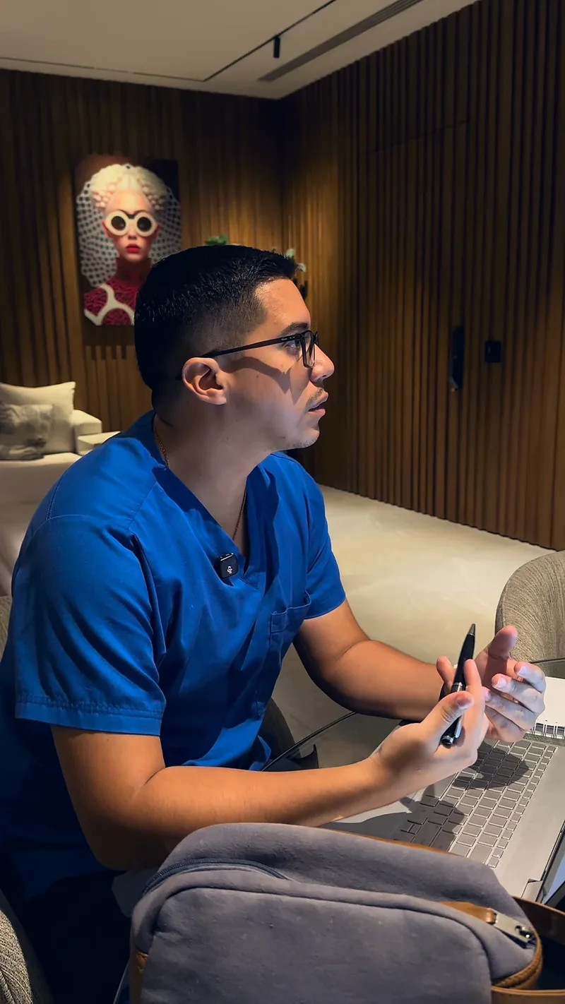 El doctor escucha atentamente durante una consulta.