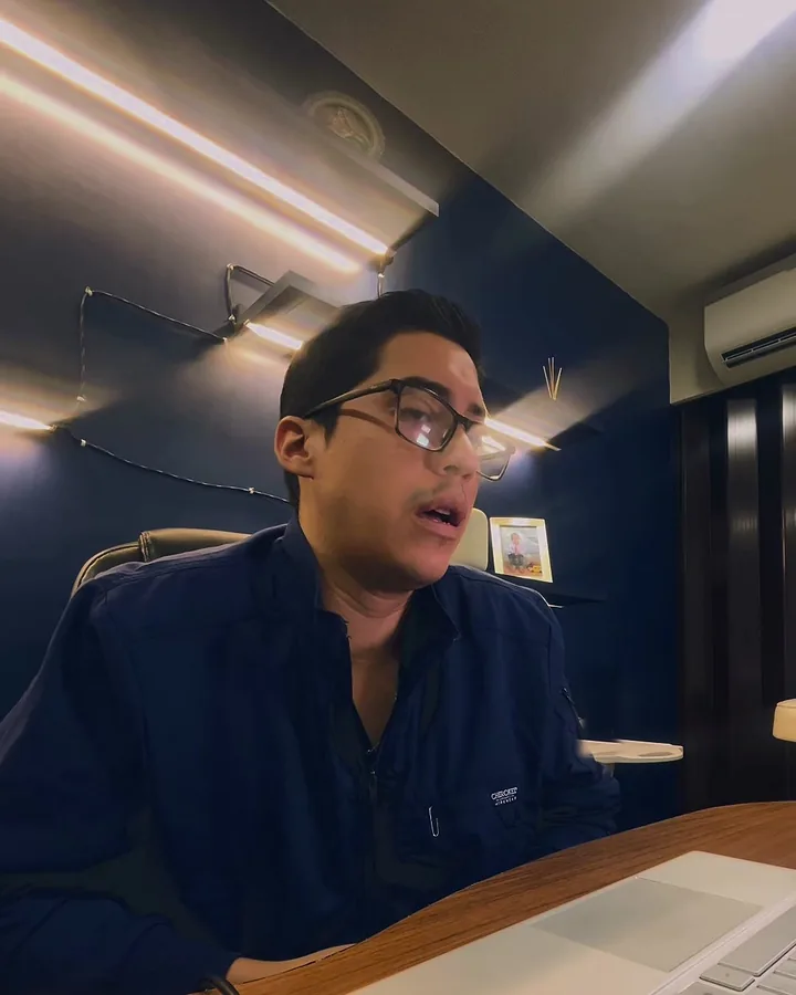 El Dr. Sanz conversa en su escritorio, en un consultorio de paredes azul noche.